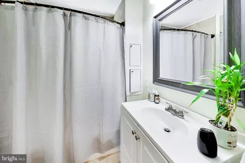 Bath - 2743 Bayside Beach Rd, Pasadena, MD 21122 photo 1 of 2