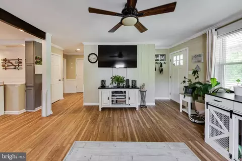 Entry Way - 2743 Bayside Beach Rd, Pasadena, MD 21122 photo 2 of 2