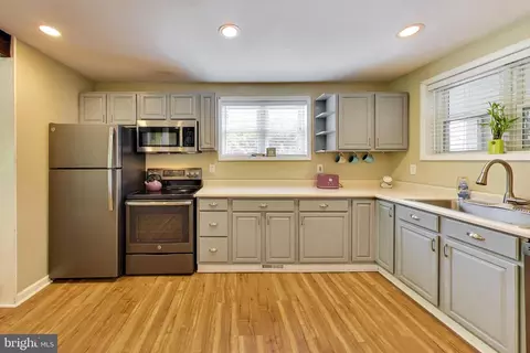 Kitchen - 2743 Bayside Beach Rd, Pasadena, MD 21122 photo 2 of 2