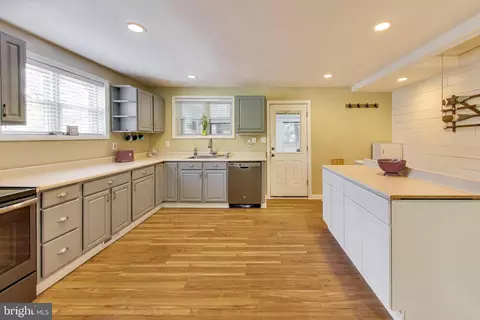 Kitchen - 2743 Bayside Beach Rd, Pasadena, MD 21122 photo 1 of 2