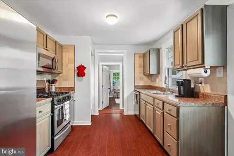 Entry Way - 7910 Mayford Ave, Pasadena, MD 21122 photo 5 of 9