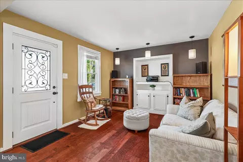 Entry Way - 7910 Mayford Ave, Pasadena, MD 21122 photo 2 of 9