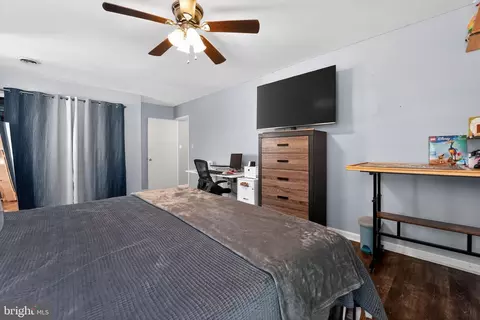 Bedroom - 1090 Notley Ct, Pasadena, MD 21122 photo 3 of 6