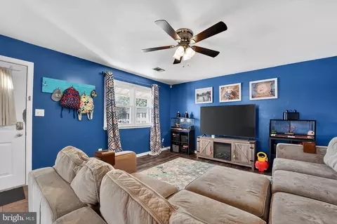 Entry Way - 1090 Notley Ct, Pasadena, MD 21122 photo 1 of 5