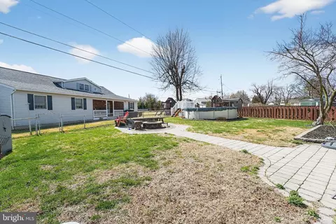Exterior - 119 Sandy Beach Dr, Pasadena, MD 21122 photo 2 of 3