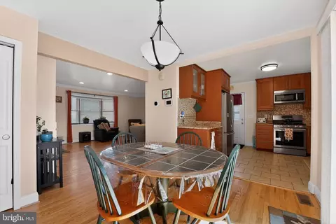 Dining - 119 Sandy Beach Dr, Pasadena, MD 21122 photo 2 of 3