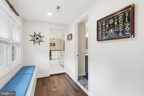 Entry Way - 2006 Poplar Ridge Rd, Pasadena, MD 21122 photo 3 of 3