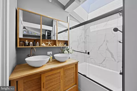 Bath - 619 Second St, Annapolis, MD 21403 photo 1 of 2