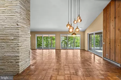 Living - 500 Sara Dr, Annapolis, MD 21401 photo 3 of 9