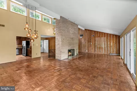 Living - 500 Sara Dr, Annapolis, MD 21401 photo 2 of 9