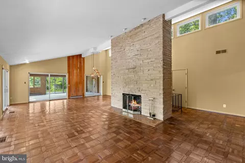 Living - 500 Sara Dr, Annapolis, MD 21401 photo 4 of 9