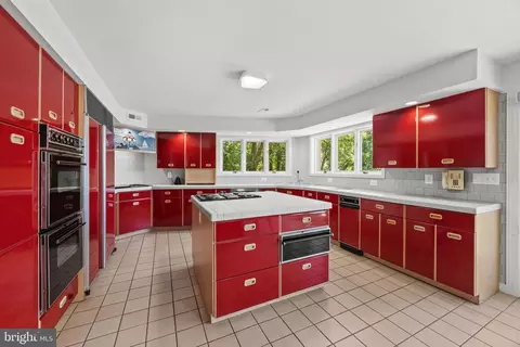 Kitchen - 31 Shadow Point Ct, Edgewater, MD 21037 photo 2 of 2