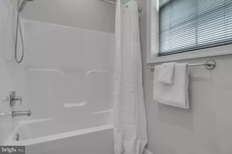 Bath - 505 Brewerton Ln, Edgewater, MD 21037 photo 3 of 3