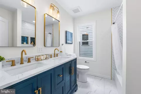 Bath - 131 Eastern Ave, Annapolis, MD 21403 photo 2 of 4