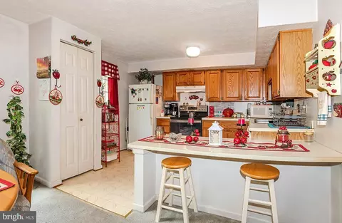 Kitchen - 8166 Hazy Dawn Ct, Pasadena, MD 21122 photo 2 of 4