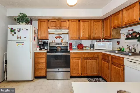 Kitchen - 8166 Hazy Dawn Ct, Pasadena, MD 21122 photo 3 of 4