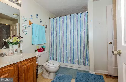 Bath - 8166 Hazy Dawn Ct, Pasadena, MD 21122 photo 2 of 3