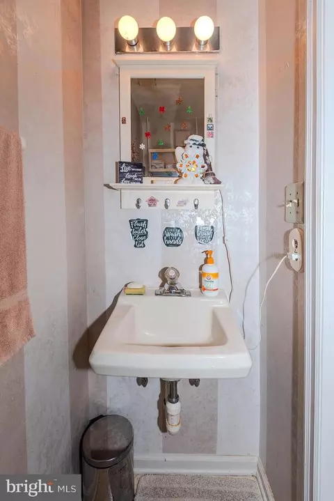 Bath - 8166 Hazy Dawn Ct, Pasadena, MD 21122 photo 3 of 3