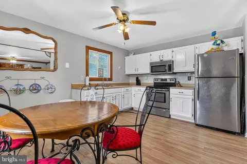 1105 Hotel Dr, Pasadena, MD 21122