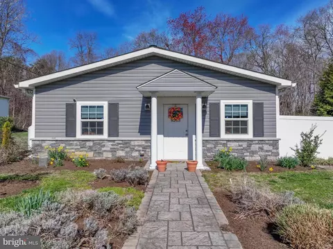8203 Forest Glen Dr, Pasadena, MD 21122