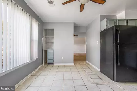 Entry Way - 1073 Kings Rd, Pasadena, MD 21122 photo 4 of 5