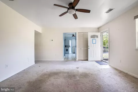 Living - 1073 Kings Rd, Pasadena, MD 21122 photo 2 of 3
