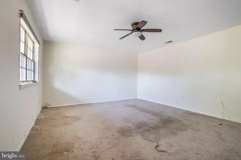 Living - 1073 Kings Rd, Pasadena, MD 21122 photo 3 of 3