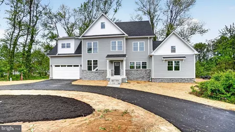Exterior - 2001 Poplar Ridge Rd, Pasadena, MD 21122 photo 11 of 14
