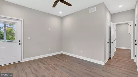 Entry Way - 2001 Poplar Ridge Rd, Pasadena, MD 21122 photo 19 of 25