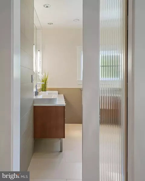 Bath - 103 Mckendree Ave, Annapolis, MD 21401 photo 2 of 6