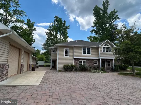 401 Beach Dr, Edgewater, MD 21037