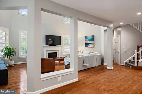 Entry Way - 732 Pearson Point Pl, Annapolis, MD 21401 photo 5 of 11