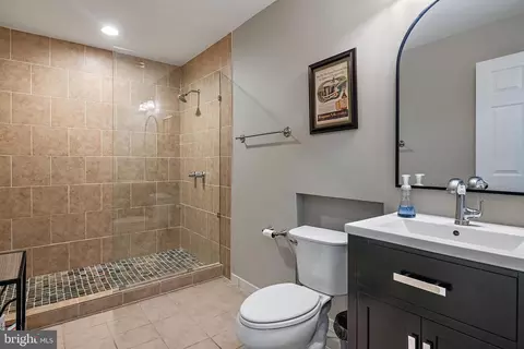Bath - 732 Pearson Point Pl, Annapolis, MD 21401 photo 6 of 6