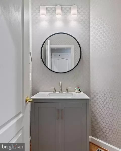 Bath - 732 Pearson Point Pl, Annapolis, MD 21401 photo 1 of 6