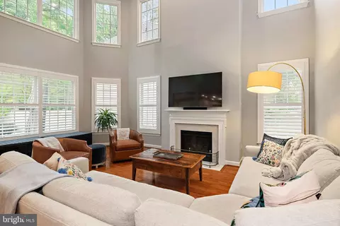 Living - 732 Pearson Point Pl, Annapolis, MD 21401 photo 4 of 4
