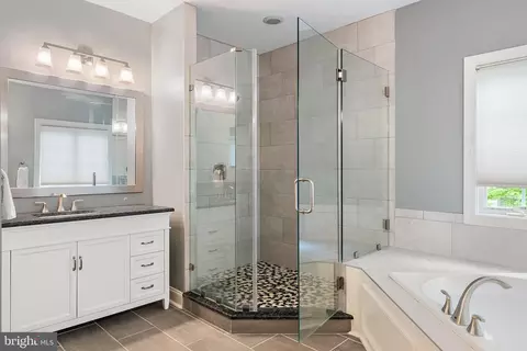 Bath - 732 Pearson Point Pl, Annapolis, MD 21401 photo 2 of 6