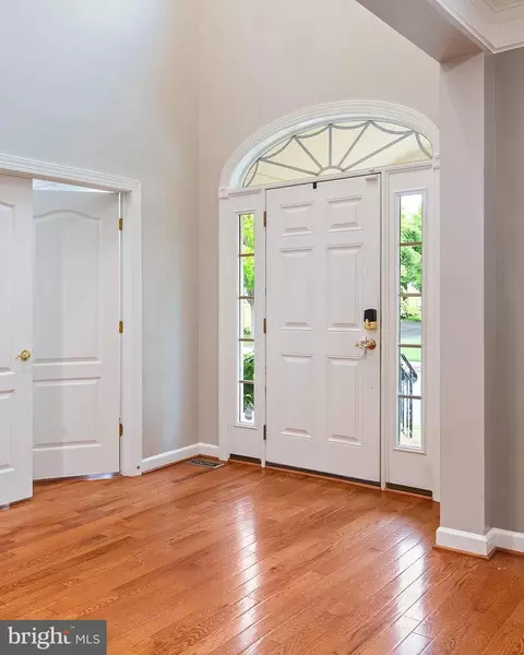 Entry Way - 732 Pearson Point Pl, Annapolis, MD 21401 photo 3 of 11