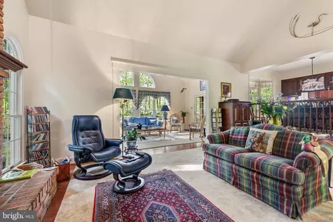 Living - 1812 Crosspointe Dr, Annapolis, MD 21401 photo 2 of 5