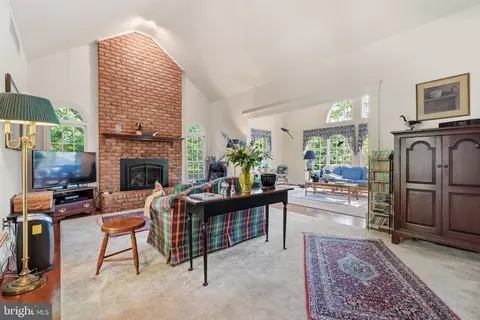Living - 1812 Crosspointe Dr, Annapolis, MD 21401 photo 1 of 5