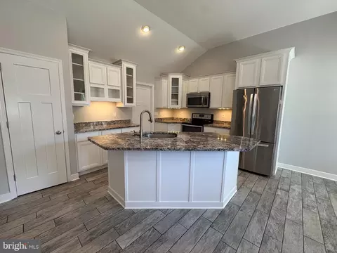 7638 4th St, Pasadena, MD 21122