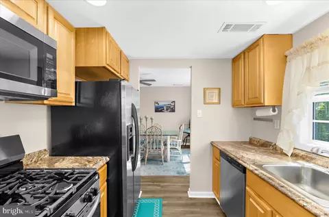Kitchen - 137 Arundel Rd, Pasadena, MD 21122 photo 2 of 4