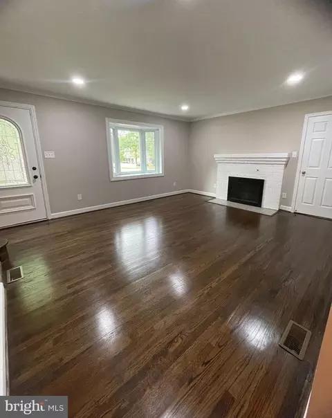 Living - 401 Forest Vw, Linthicum Heights, MD 21090 photo 2 of 6