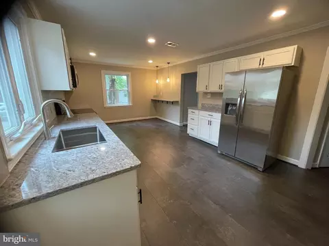 Kitchen - 401 Forest Vw, Linthicum Heights, MD 21090 photo 2 of 6