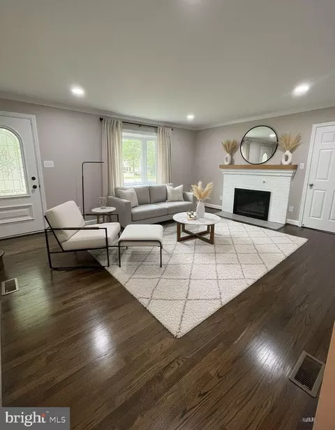 Living - 401 Forest Vw, Linthicum Heights, MD 21090 photo 1 of 6