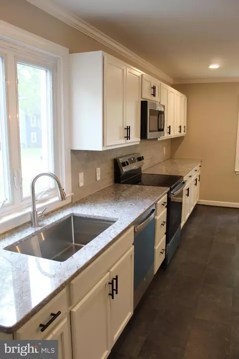 Kitchen - 401 Forest Vw, Linthicum Heights, MD 21090 photo 4 of 6