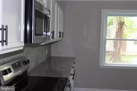 Entry Way - 401 Forest Vw, Linthicum Heights, MD 21090 photo 8 of 13