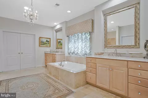 Bath - 905 Cornell Ave, Annapolis, MD 21401 photo 2 of 5