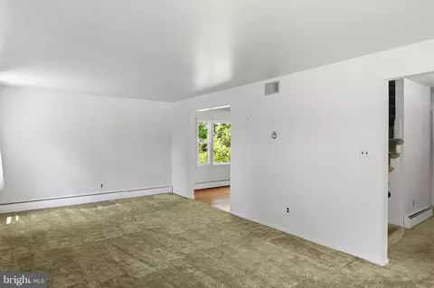 Living - 536 Williamsburg Ln, Odenton, MD 21113 photo 2 of 3