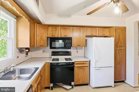 Kitchen - 536 Williamsburg Ln, Odenton, MD 21113 photo 3 of 3