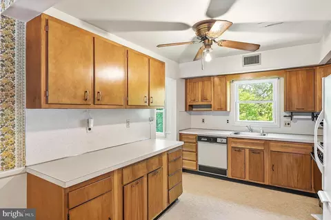 Kitchen - 536 Williamsburg Ln, Odenton, MD 21113 photo 2 of 3